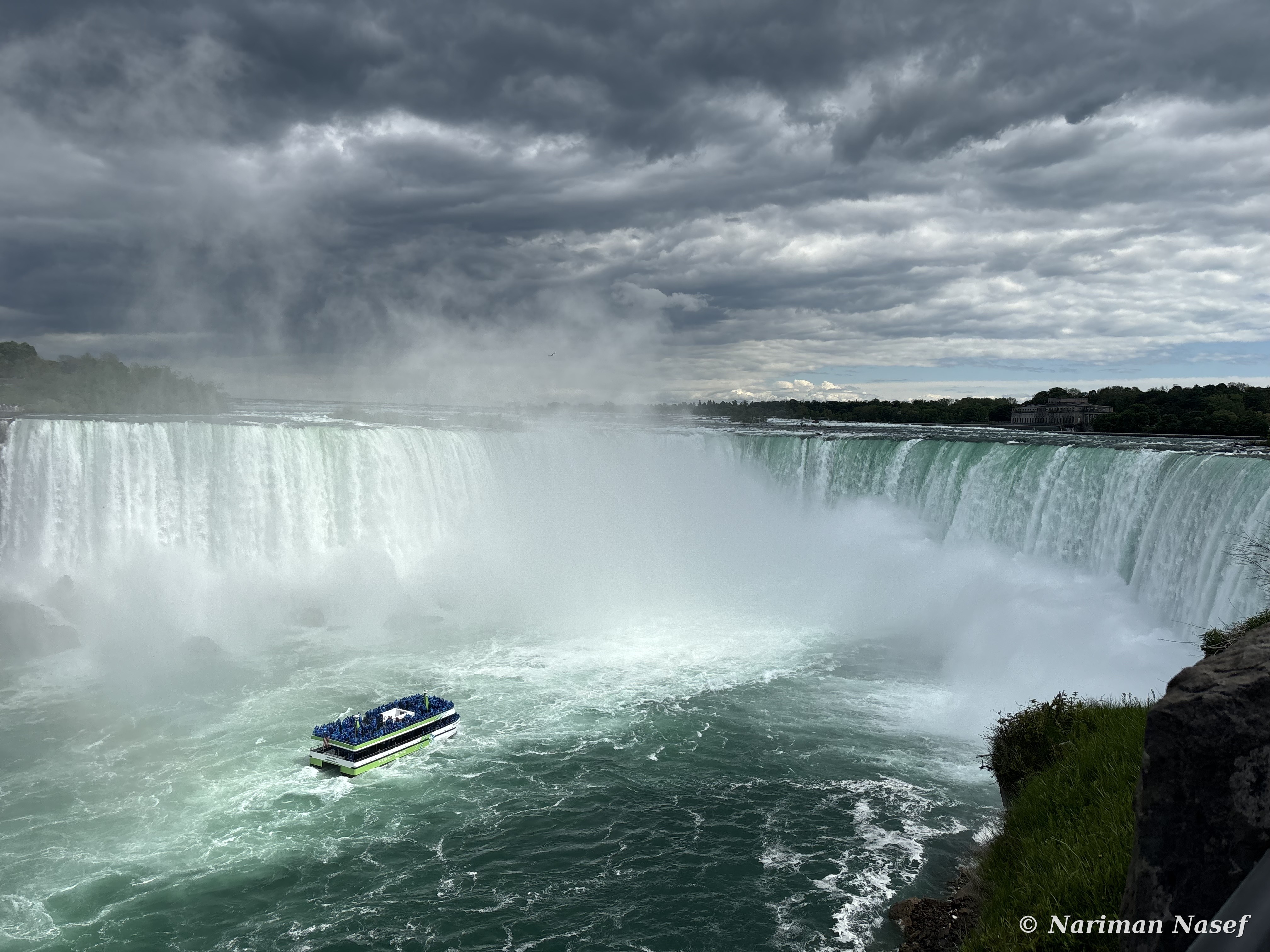Horseshoe Falls and a tour boat